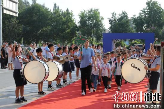 襄阳市庞公小学开学第一天迎新生。