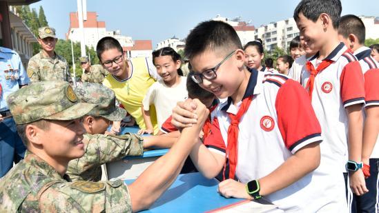 襄阳市第47中学“国防绿进校园 播种红色爱国志”开学第一课